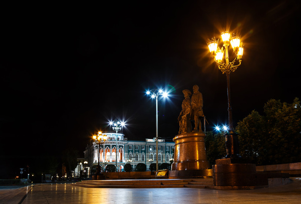 monument Tatisjtsjev en de Genin nacht - Foto, afbeelding
