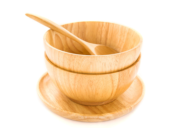 dřevěné misky a vařečka na bílém pozadí - Fotografie, Obrázek