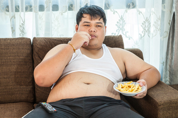Preguiçoso excesso de peso masculino sentado com fast food
 - Foto, Imagem