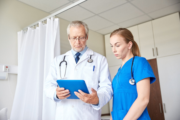 Kıdemli doktor ve hemşire hastanede tablet pc ile - Fotoğraf, Görsel