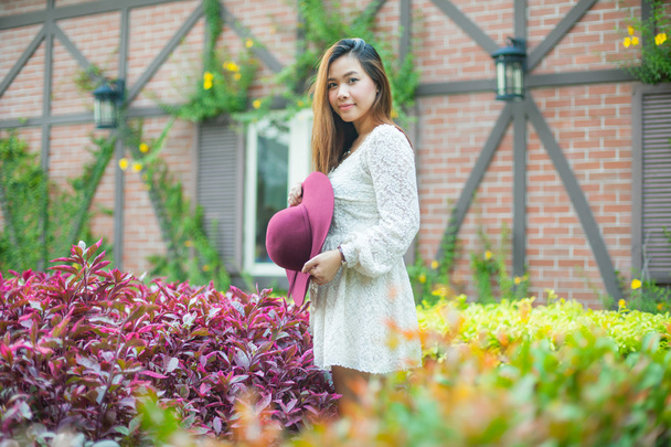 Piękna młoda kobieta azjatyckich, ciesząc się świeżość - Zdjęcie, obraz