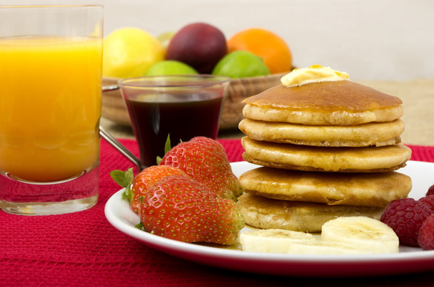 Panquecas, xarope de bordo e café da manhã com frutas
 - Foto, Imagem