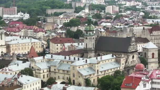 Eski Avrupa şehri Lviv Ukrayna üzerinden yukarıdaki çatılar. PAL panorama - Video, Çekim