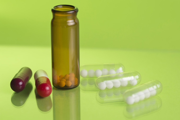 Homeopathische flessen en pillen - Foto, afbeelding