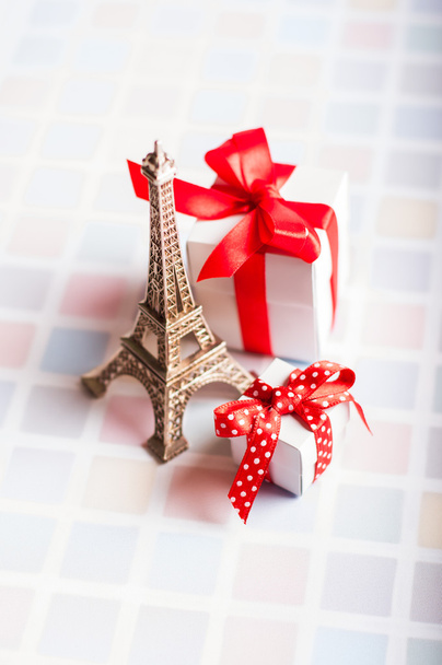 Regalos con cintas de color rojo brillante, Fondo del recuerdo de la Torre Eiffel
 - Foto, imagen