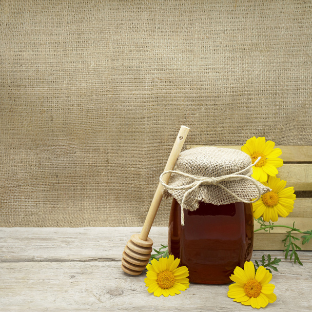Honigglas auf rustikalem Hintergrund - Foto, Bild