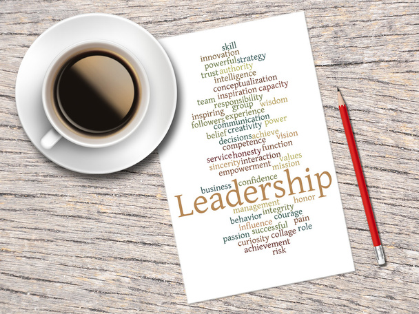 Koffie, potlood en een notitie bevatten Word wolken van leiderschap en  - Foto, afbeelding