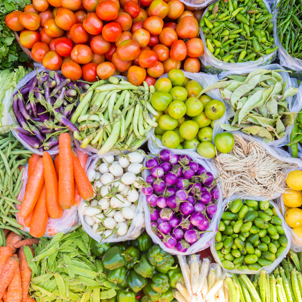Frutas y hortalizas en un mercado de agricultores - Foto, imagen