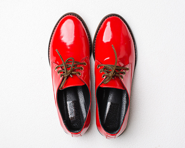 isolierter roter Oxford-Schuh auf weißem Hintergrund - Foto, Bild