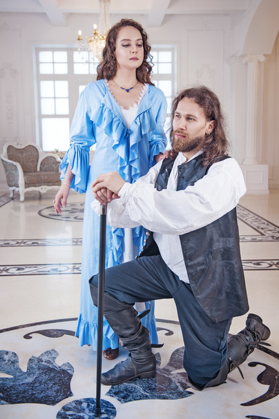 Hermosa pareja mujer y hombre en ropa medieval
  - Foto, Imagen