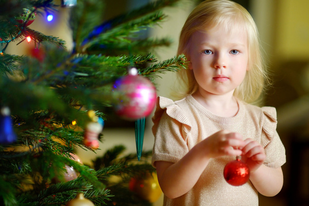 μικρό κορίτσι decoratinga χριστουγεννιάτικο δέντρο - Φωτογραφία, εικόνα