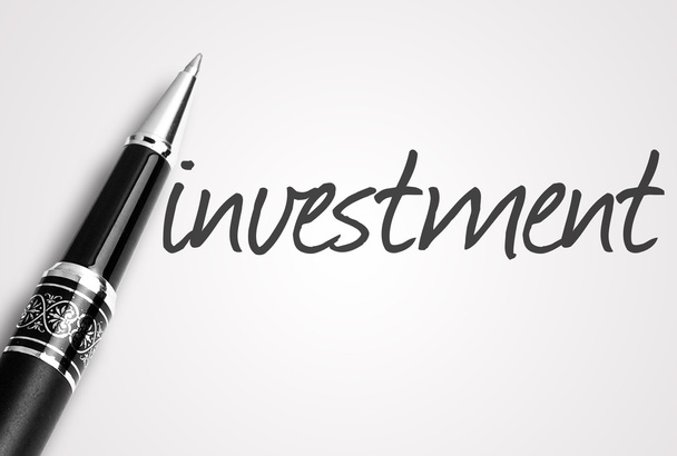 długopis pisze inwestycji na papierze  - Zdjęcie, obraz
