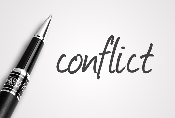 Pen escribe conflicto en papel
  - Foto, imagen
