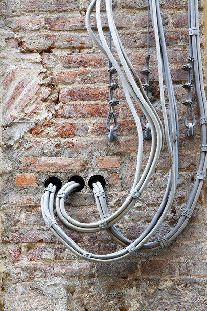 Електричні кабелі, закріплені на стіні
 - Фото, зображення