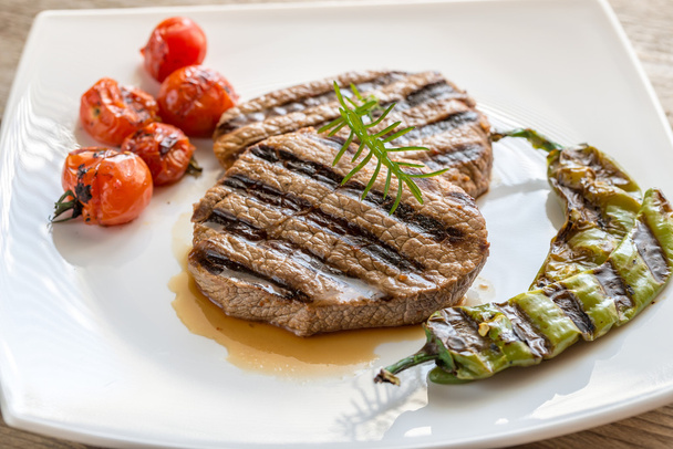 Hovězí steaky na bílé čtvercové desce - Fotografie, Obrázek