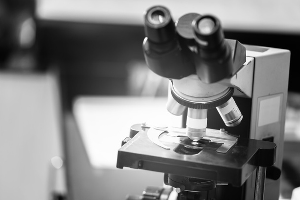 Μάτι μικροσκόπιο για διαγνωστικά νόσου σε εργαστήριο νοσοκομείου - Φωτογραφία, εικόνα