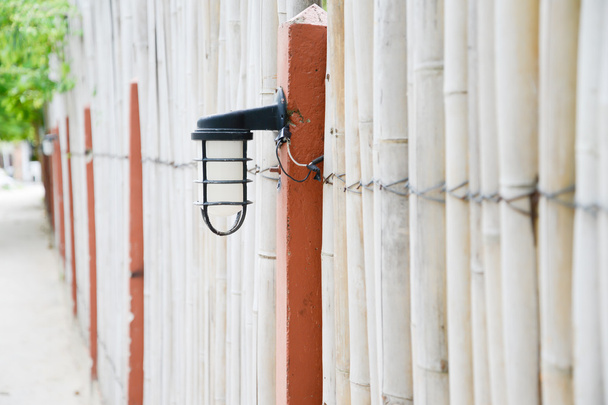  Lámpara de pared al aire libre en valla de bambú
 - Foto, Imagen