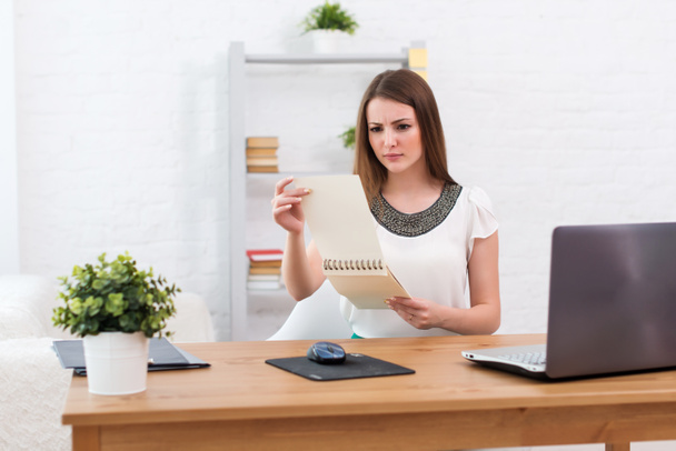 деловая женщина с ноутбуком и дневник концепция фриланса работать на дому, планирование, планирование
 - Фото, изображение