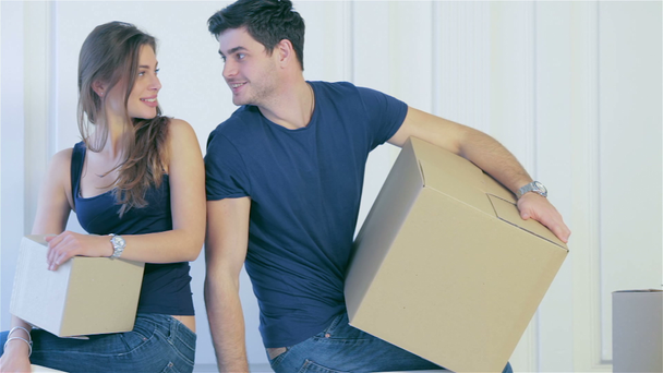 Hombre y mujer están de pie en un apartamento vacío
 - Metraje, vídeo