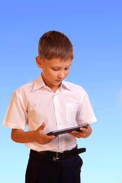 Junge mit digitalem Tablet isoliert auf weißem Hintergrund - Foto, Bild