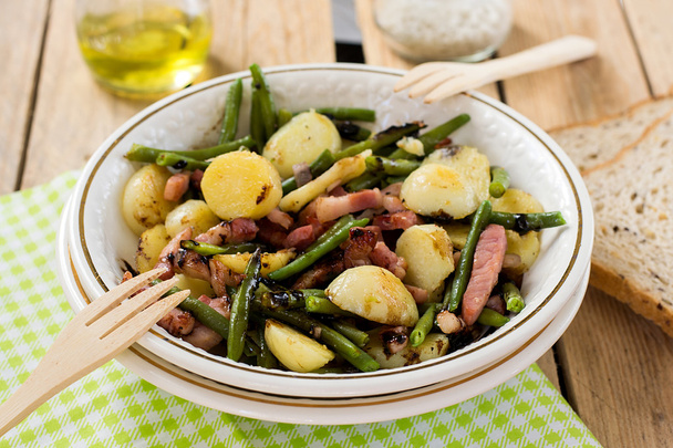 Sıcak patates salatası yeşil fasulye ve domuz pastırması - Fotoğraf, Görsel