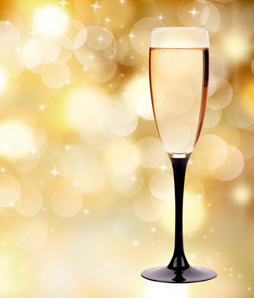 Champagne glas op gouden achtergrond - Foto, afbeelding