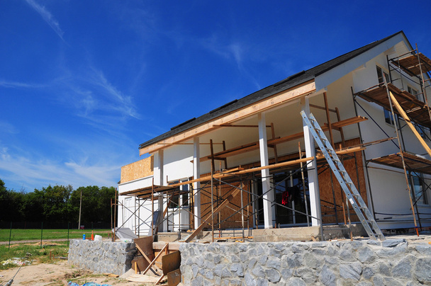 Nouvelle maison à ossature en construction, façade contre ciel bleu
. - Photo, image