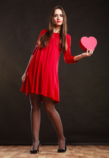 Woman holding heart shaped gift box - Valokuva, kuva
