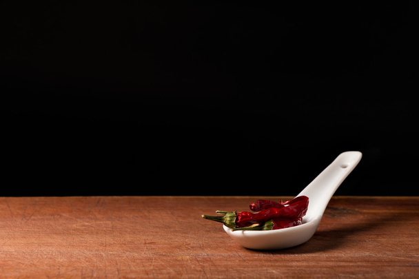 Chili (Capsicum) sur une cuillère
 - Photo, image