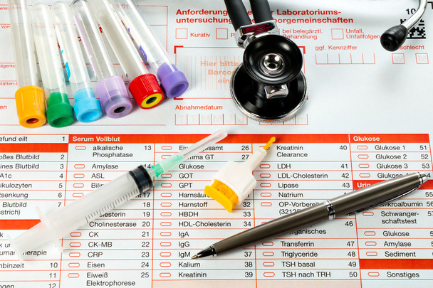 Papel e utensílios de laboratório para análises ao sangue
 - Foto, Imagem