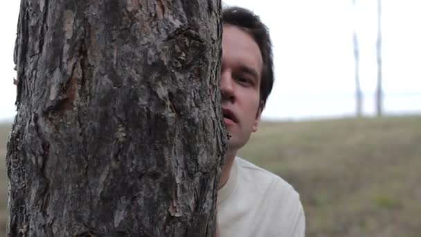 Homem olhando e espionando um fundo da natureza
 - Filmagem, Vídeo
