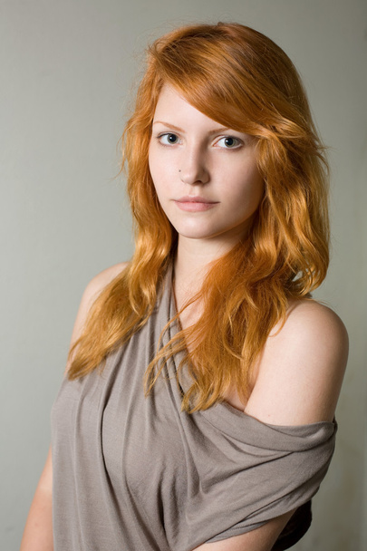 Artistic portrait of gorgeous young redhead. - Fotoğraf, Görsel