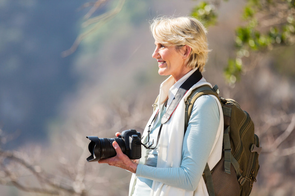woman hiking with dslr camera - Foto, afbeelding