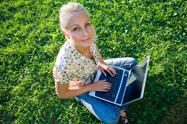 Gorgeous young blond having fun with laptop outdoors - Fotografie, Obrázek