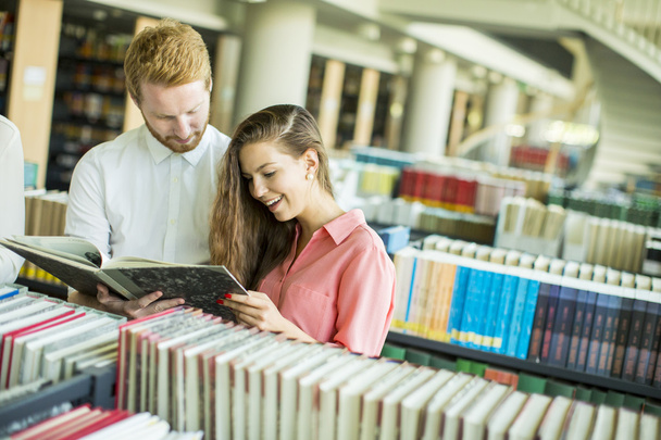 Estudiantes en la biblioteca - Foto, imagen