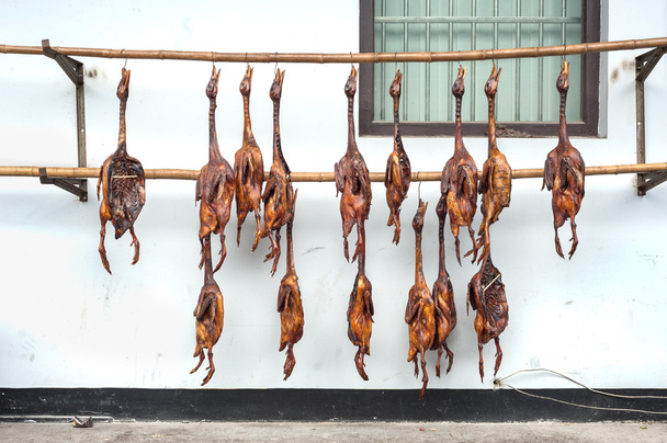 Przygotowane gęsi suszenia na zewnątrz w miasteczku chińskim - Zdjęcie, obraz
