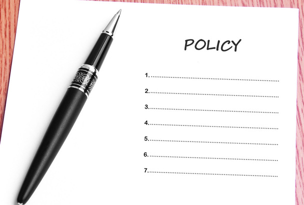 Lápiz y papel de notas con lista de políticas
 - Foto, Imagen