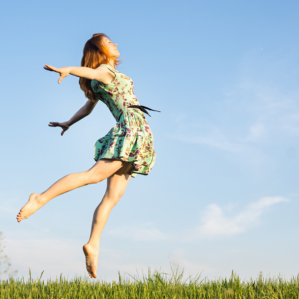Feliz mujer joven saltando
 - Foto, imagen