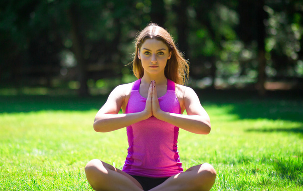 Młoda kobieta medytująca - Zdjęcie, obraz