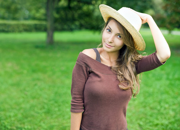 Gorgeos young brunette girl in nature. - Foto, imagen