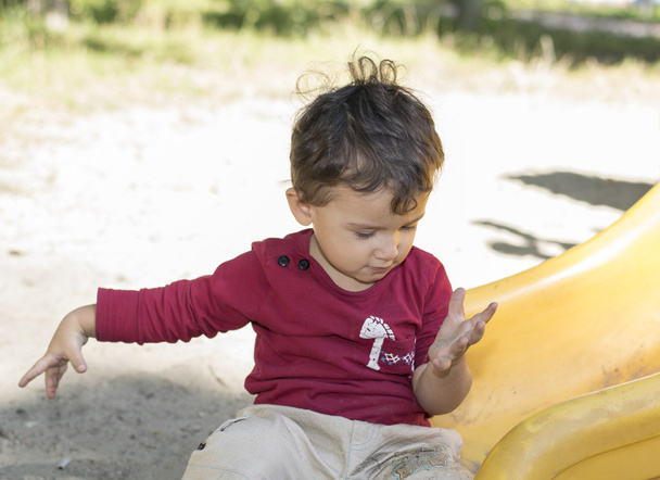 遊び場で遊ぶ 2 歳の男の子 - 写真・画像