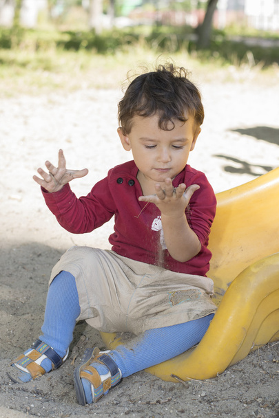 мальчик 2 года, играющий на детской площадке
 - Фото, изображение