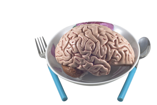 Cerebro humano como alimento con cuchara y tenedor, aislado
 - Foto, imagen