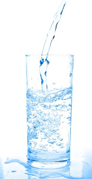 vaso de agua que se vierte
 - Foto, imagen