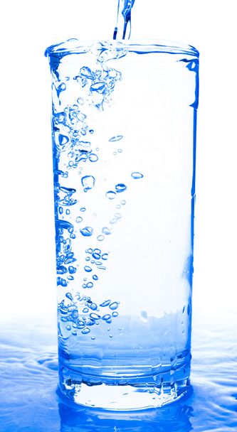 注がれている水のガラス - 写真・画像