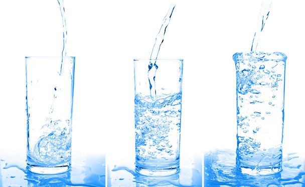 sklenici vody nalije - Fotografie, Obrázek