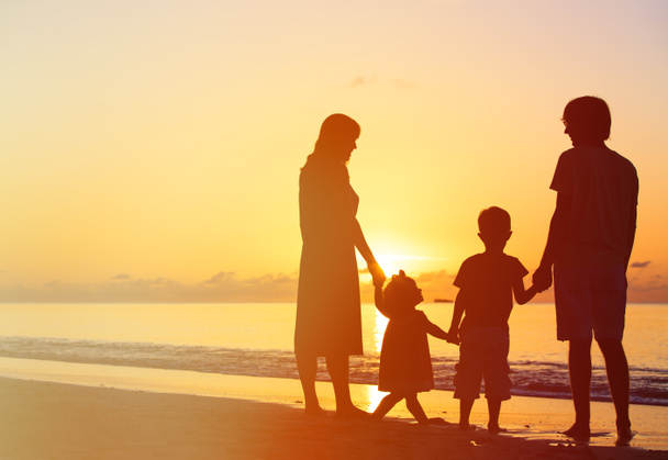 famille heureuse avec deux enfants à la plage du coucher du soleil
 - Photo, image