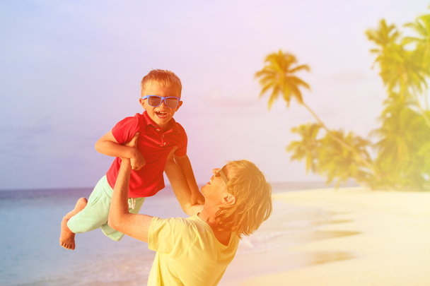 apa és kisfia a nyári strand játék - Fotó, kép