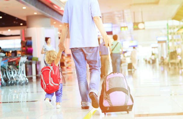 padre e hija pequeña caminando en el aeropuerto
 - Foto, Imagen