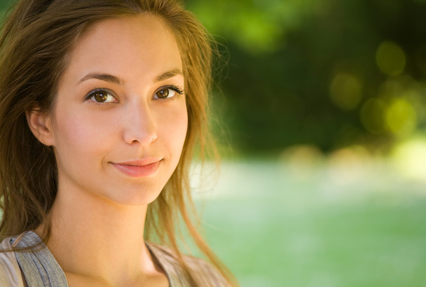 Portrait of a beautiful young brunette outdoors. - Valokuva, kuva